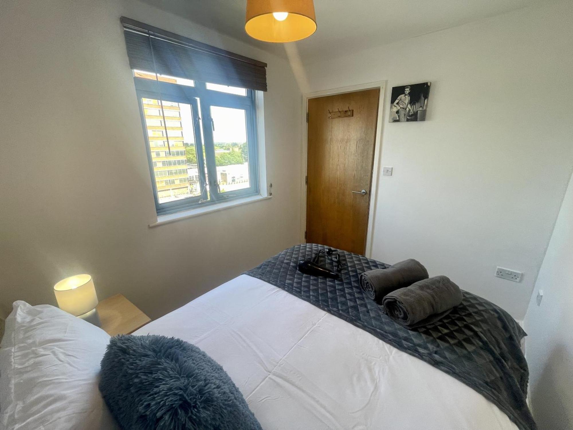Hk Life Serviced Apartment , City Centre Swindon Dış mekan fotoğraf