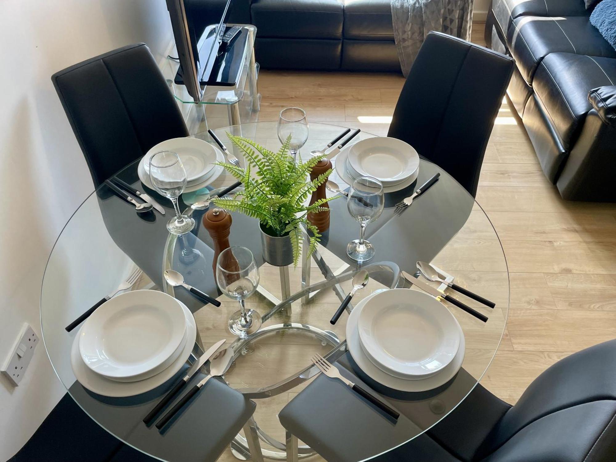 Hk Life Serviced Apartment , City Centre Swindon Dış mekan fotoğraf