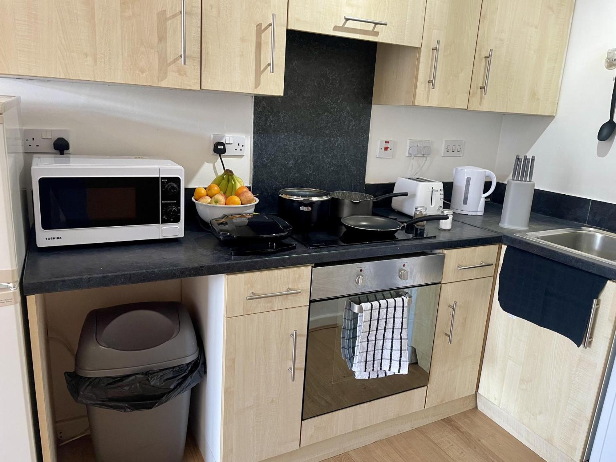 Hk Life Serviced Apartment , City Centre Swindon Dış mekan fotoğraf