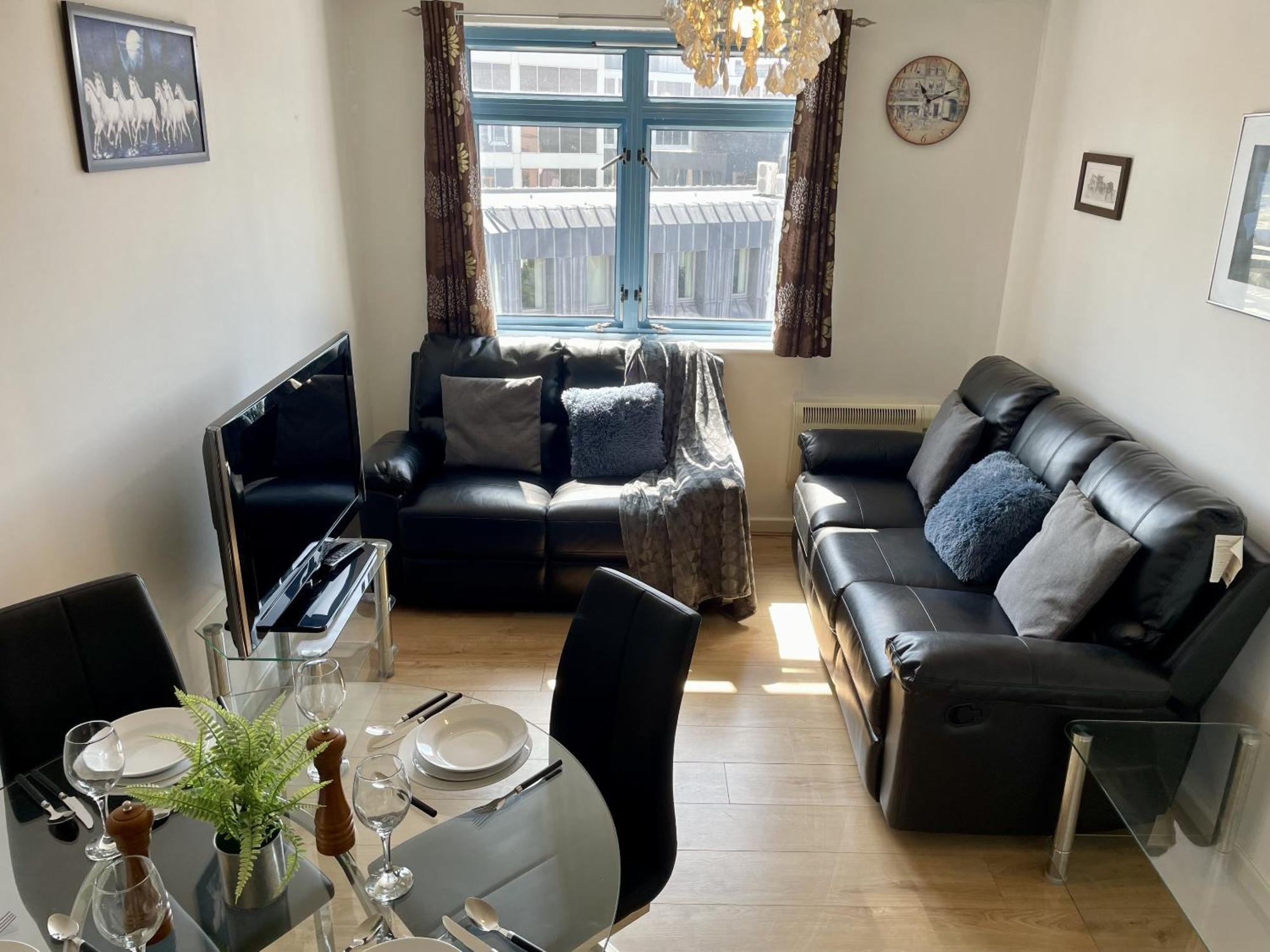 Hk Life Serviced Apartment , City Centre Swindon Dış mekan fotoğraf