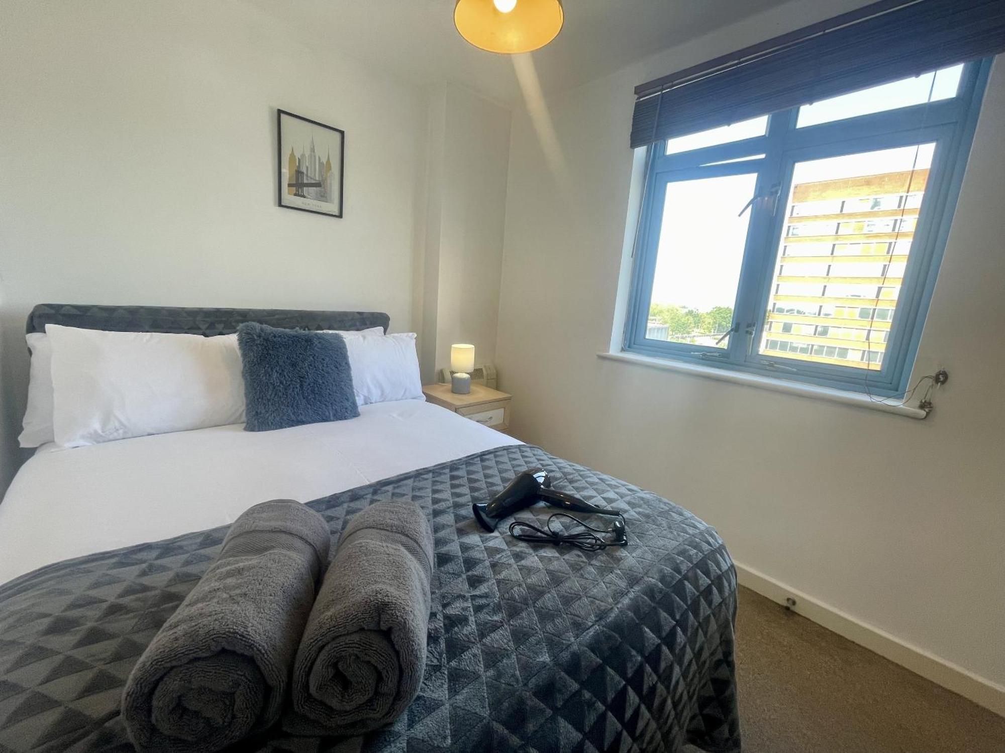 Hk Life Serviced Apartment , City Centre Swindon Dış mekan fotoğraf