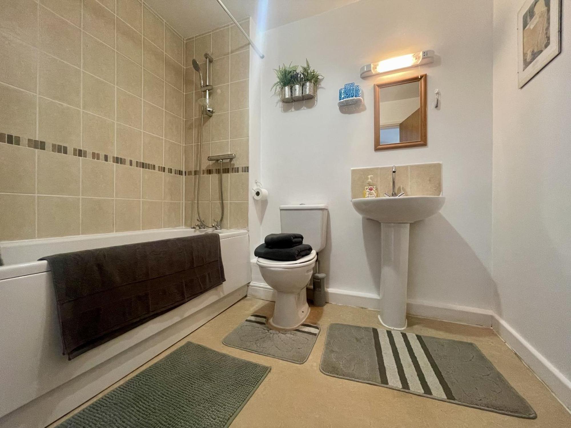 Hk Life Serviced Apartment , City Centre Swindon Dış mekan fotoğraf