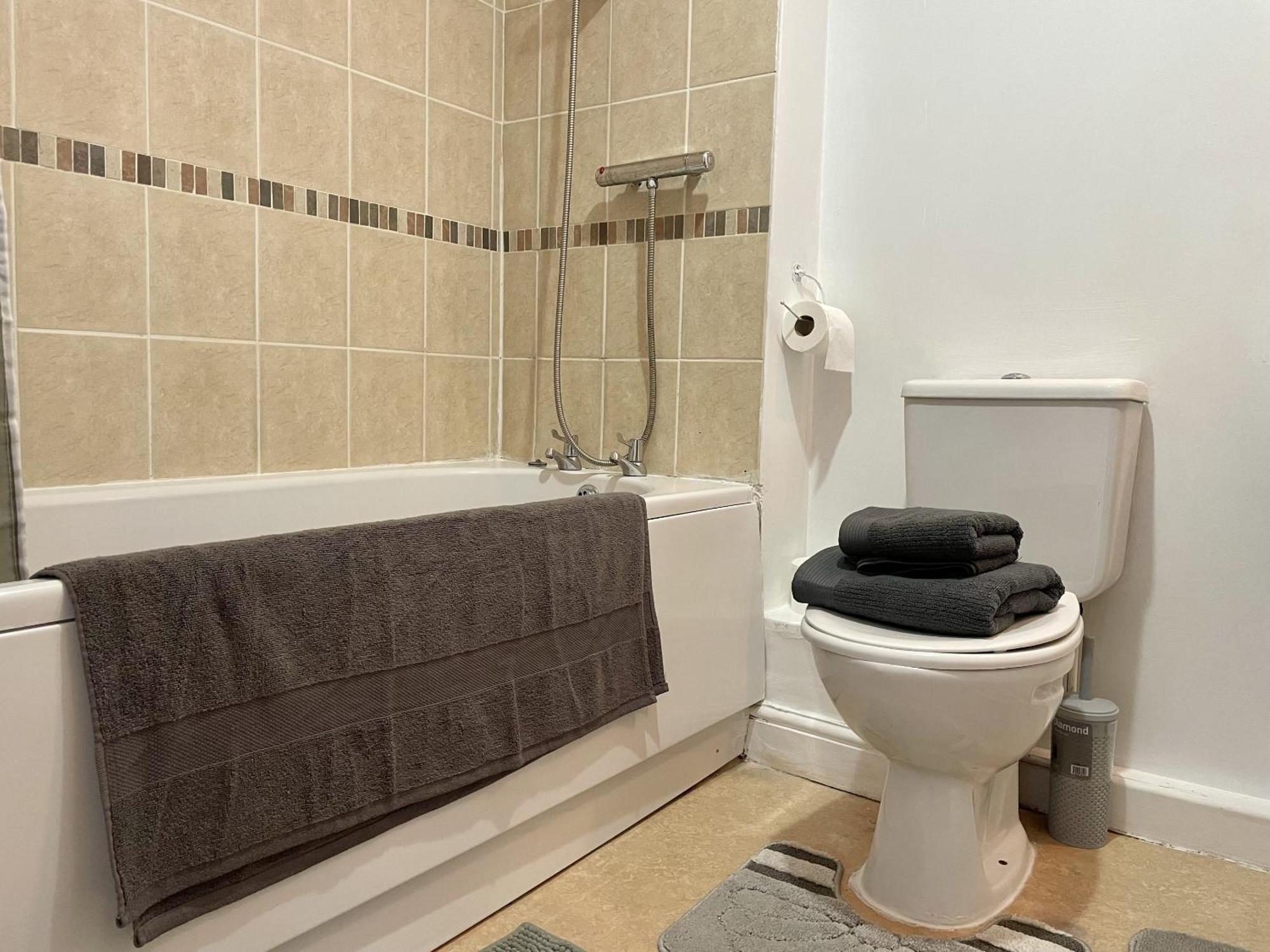 Hk Life Serviced Apartment , City Centre Swindon Dış mekan fotoğraf