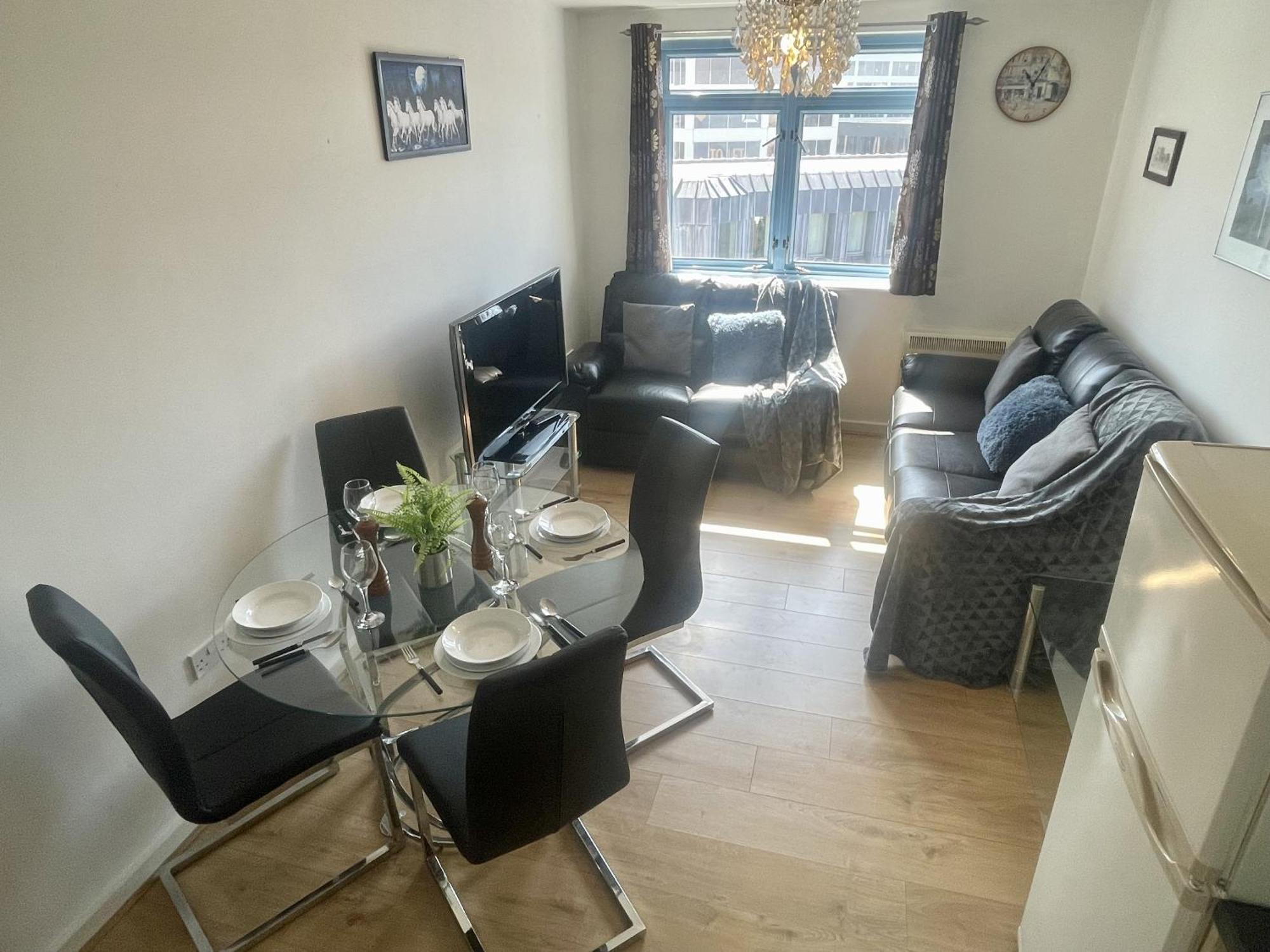 Hk Life Serviced Apartment , City Centre Swindon Dış mekan fotoğraf