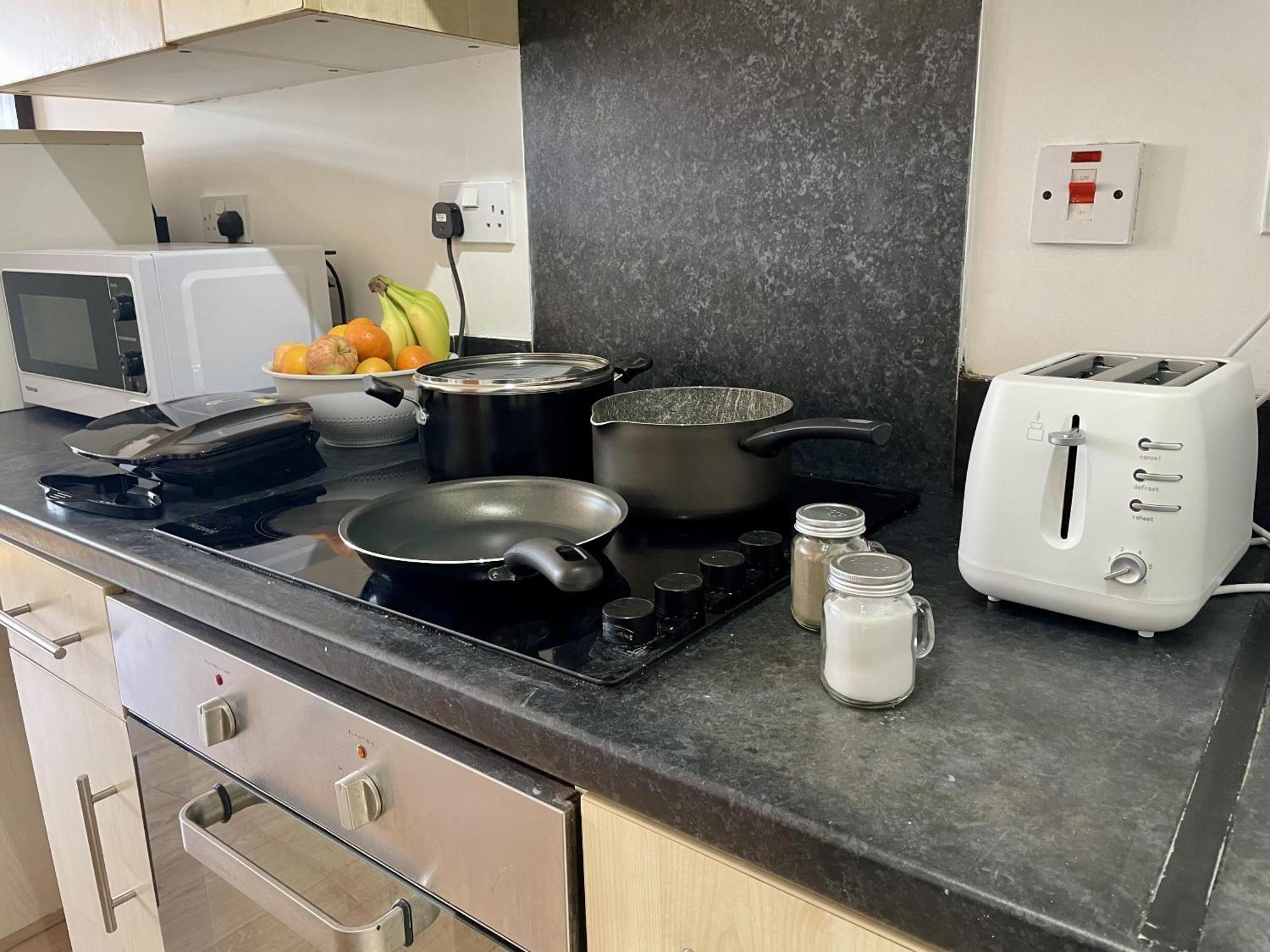 Hk Life Serviced Apartment , City Centre Swindon Dış mekan fotoğraf