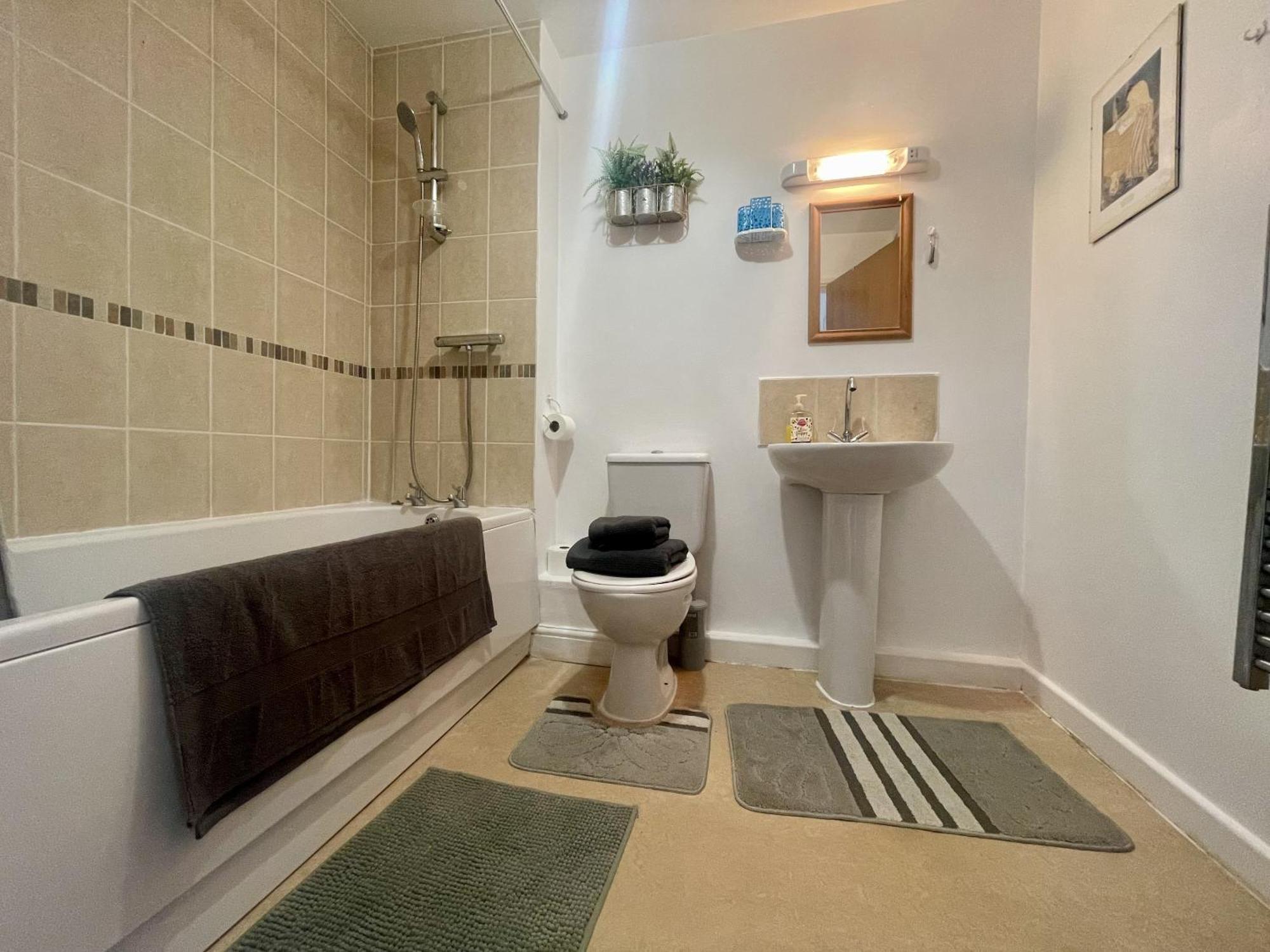 Hk Life Serviced Apartment , City Centre Swindon Dış mekan fotoğraf