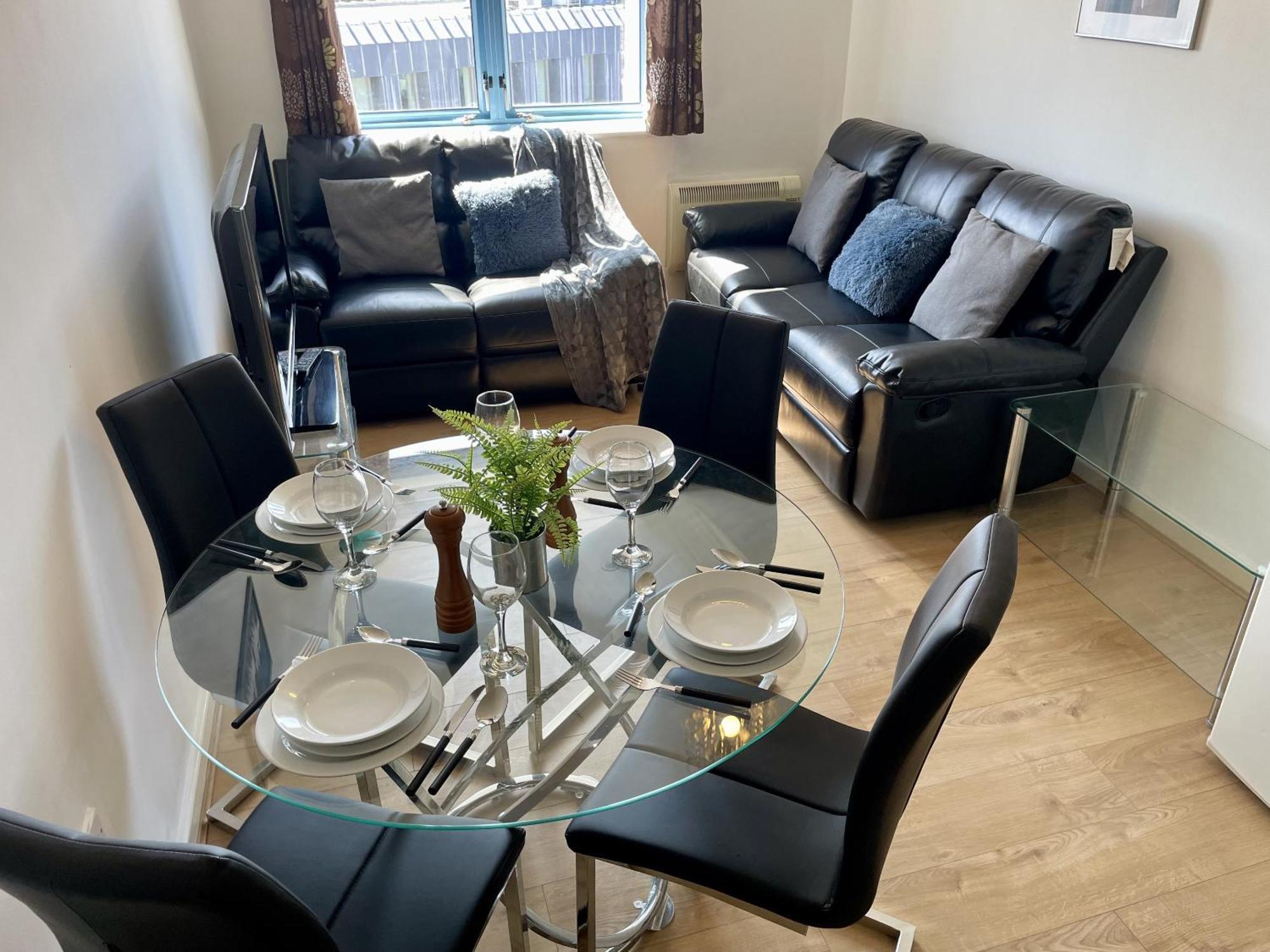 Hk Life Serviced Apartment , City Centre Swindon Dış mekan fotoğraf