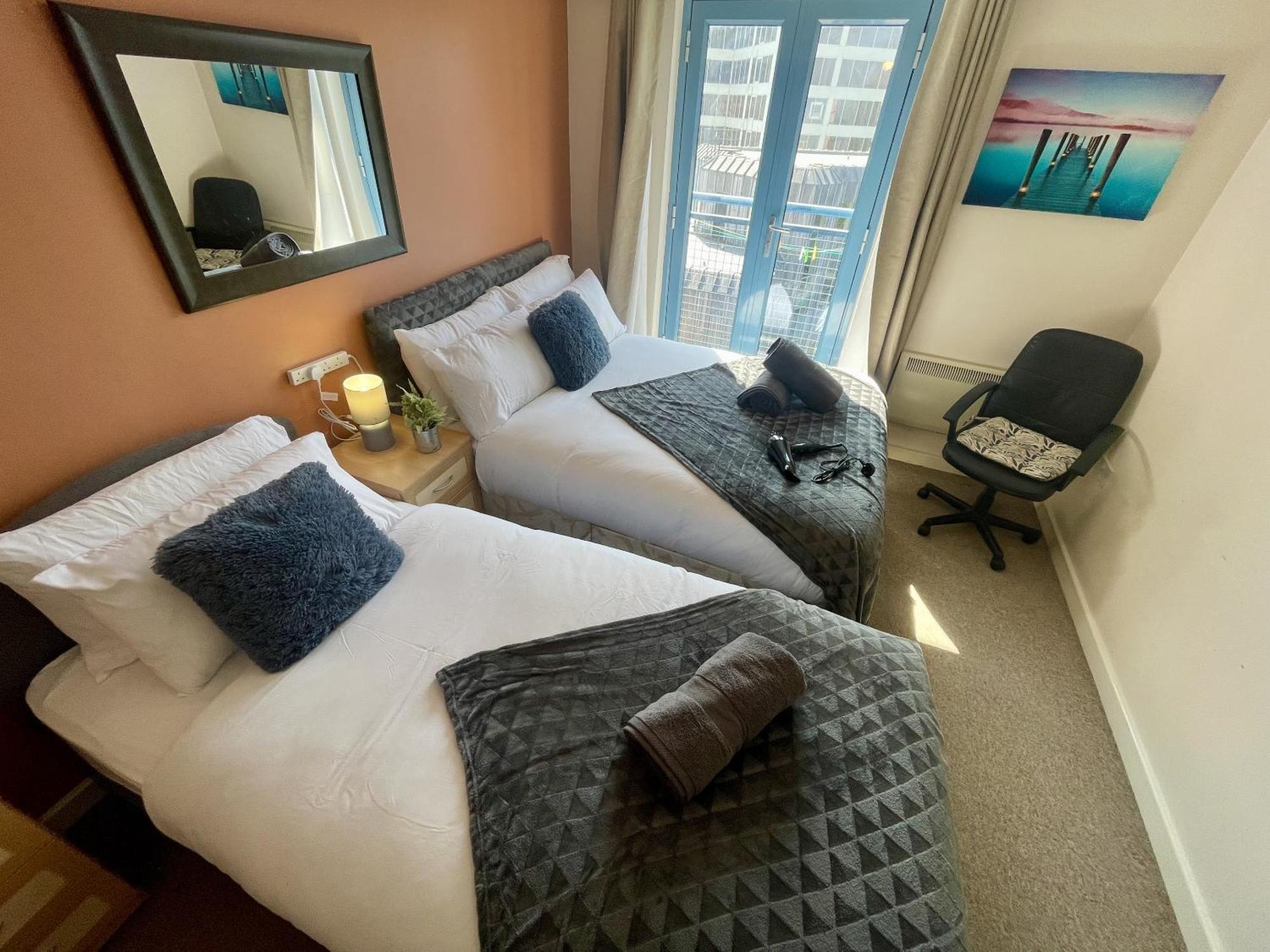 Hk Life Serviced Apartment , City Centre Swindon Dış mekan fotoğraf
