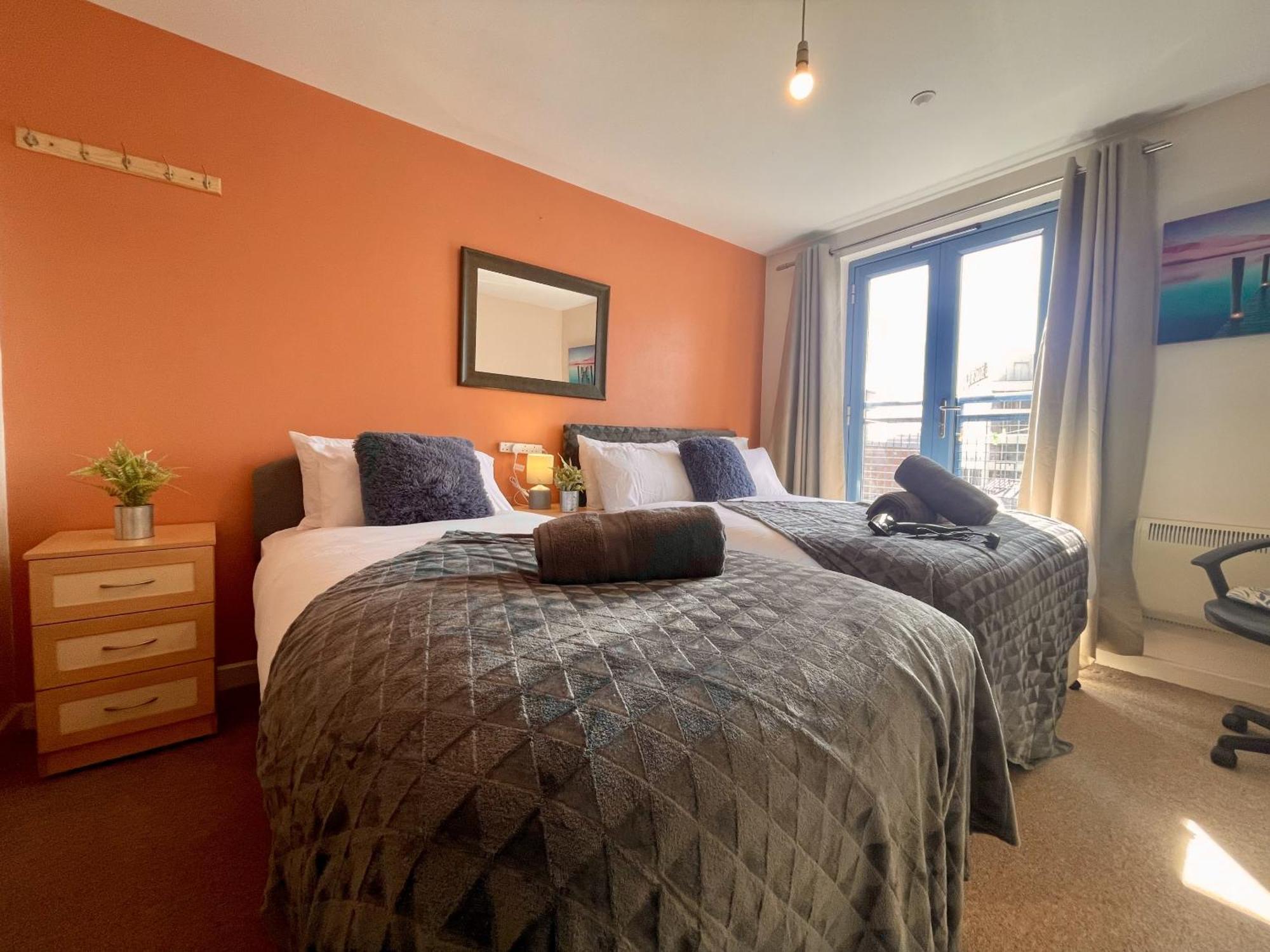 Hk Life Serviced Apartment , City Centre Swindon Dış mekan fotoğraf